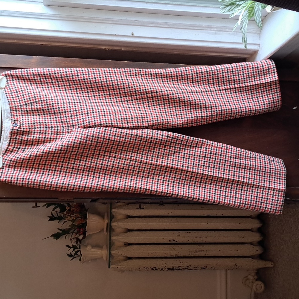 Young Pendleton woman's size 13-14 vintage 100% virgin wool red & black pants